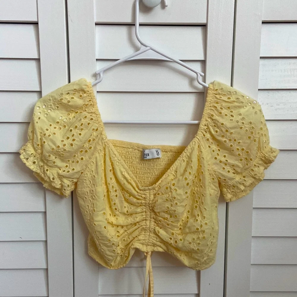 Yellow detailed cinch crop top - Picture 1 of 3